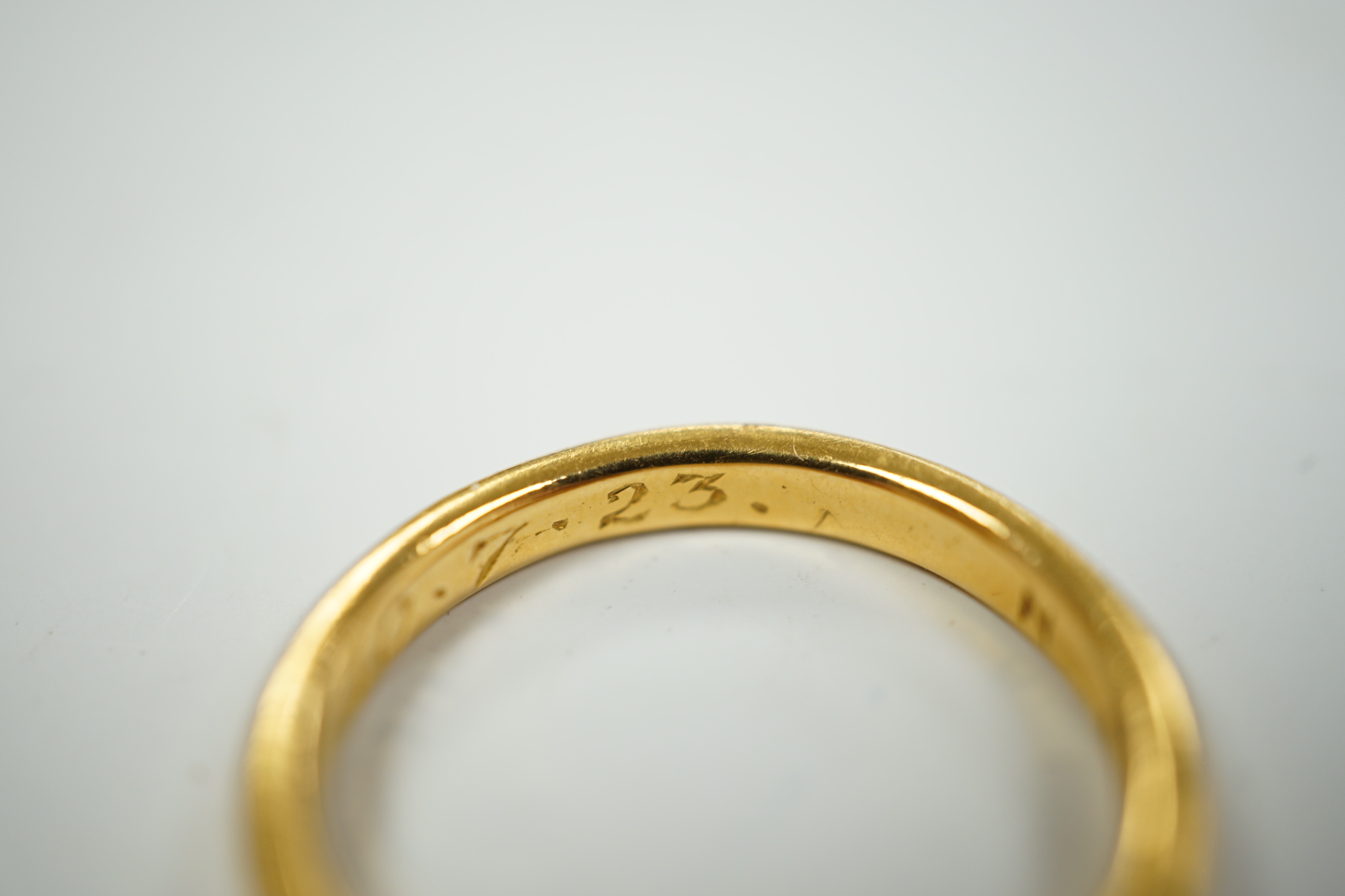 A George V 22ct gold wedding band, size Q, 5.4 grams.